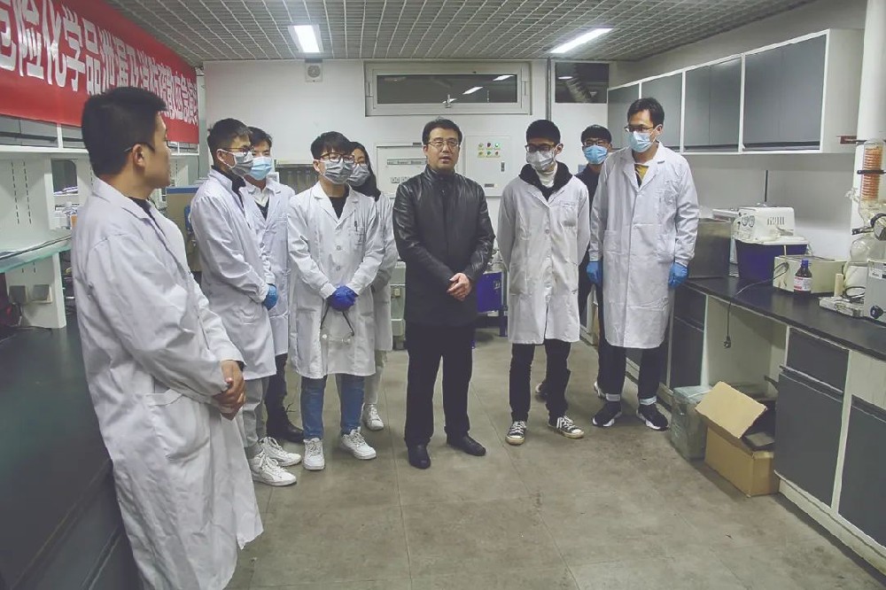 ▲田志刚（中）指导危化品演练。